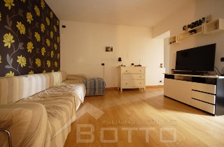 zoom immagine (Appartamento 80 mq, soggiorno, 2 camere, zona Agrano)