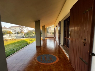 zoom immagine (Casa singola 350 mq, soggiorno, 3 camere, zona Mestrino)