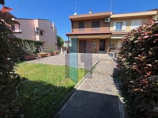 zoom immagine (Casa a schiera 229 mq, soggiorno, 3 camere, zona Sant'Angelo Lodigiano)