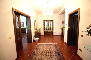 zoom immagine (Villa 350 mq, soggiorno, 4 camere)