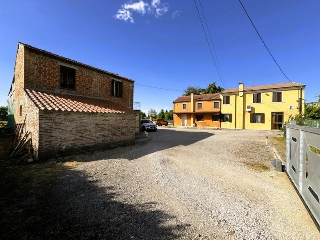 zoom immagine (Casa singola 250 mq, soggiorno, 5 camere, zona Trecenta)